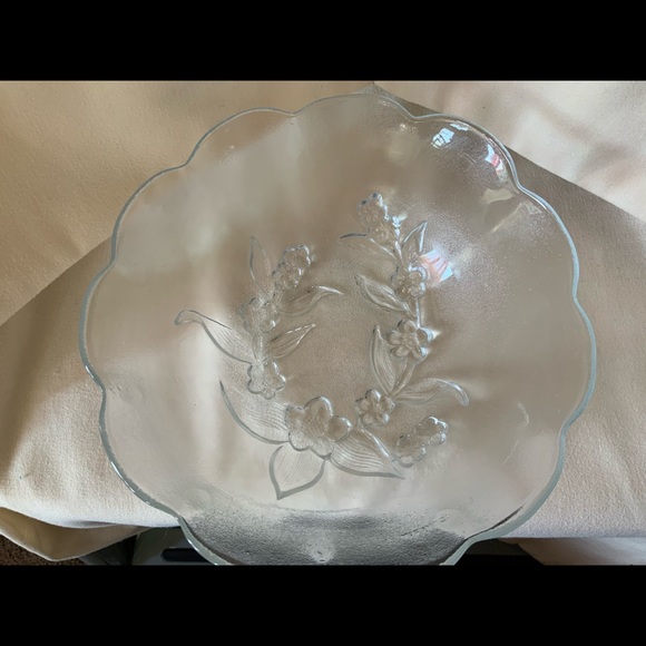 Glass bowl with a Frosted Flower Design on the bottom. Has many uses. - Picture 2 of 6